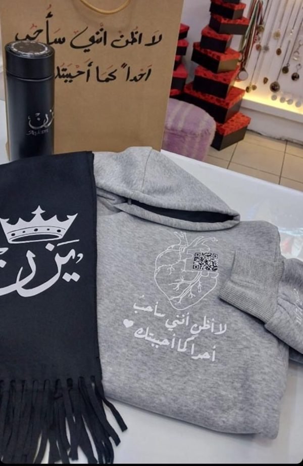 ⁦هودي +سكارف +حافظه قهوه طباعه من اختياركم⁩ - الصورة ⁦4⁩